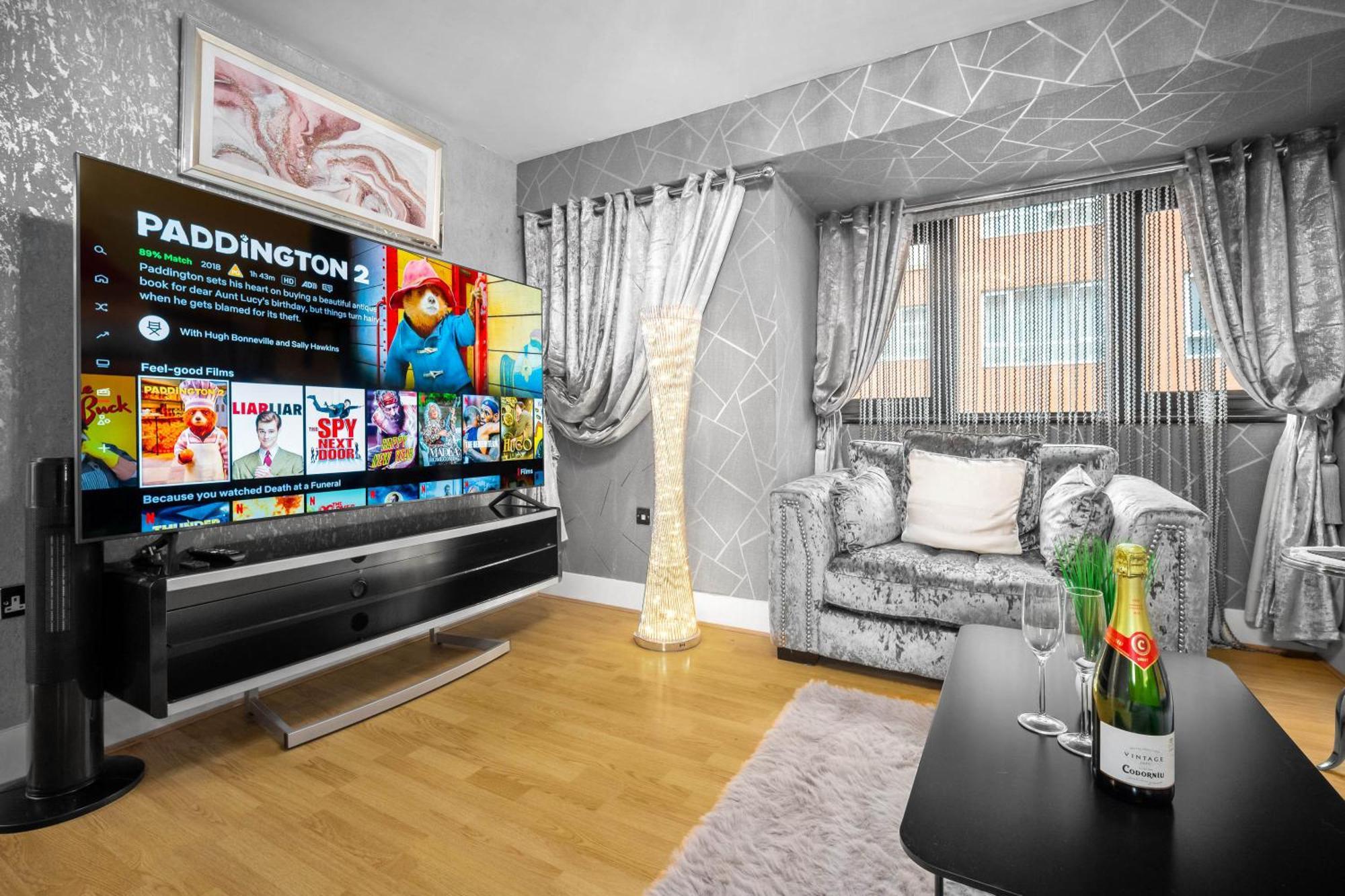 Luxury 1 Bed Flat With Parking 11K - Top Rated - Netflix - Wifi - 70 Inch Smart Tv - Birmingham City Centre - Tv In Bedroom - Top Rated Екстериор снимка