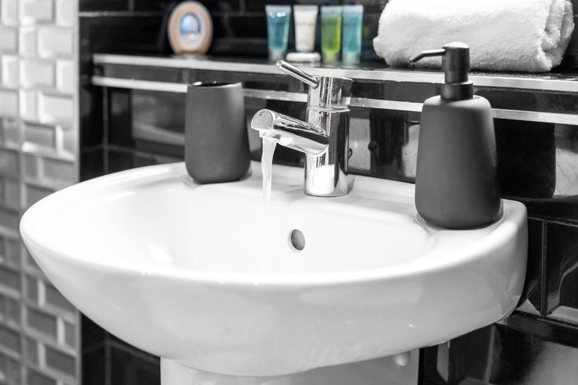 Luxury 1 Bed Flat With Parking 11K - Top Rated - Netflix - Wifi - 70 Inch Smart Tv - Birmingham City Centre - Tv In Bedroom - Top Rated Екстериор снимка